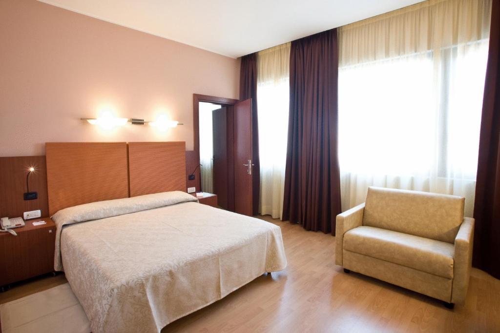 Hotel Mareschi Palace Novara Zimmer foto